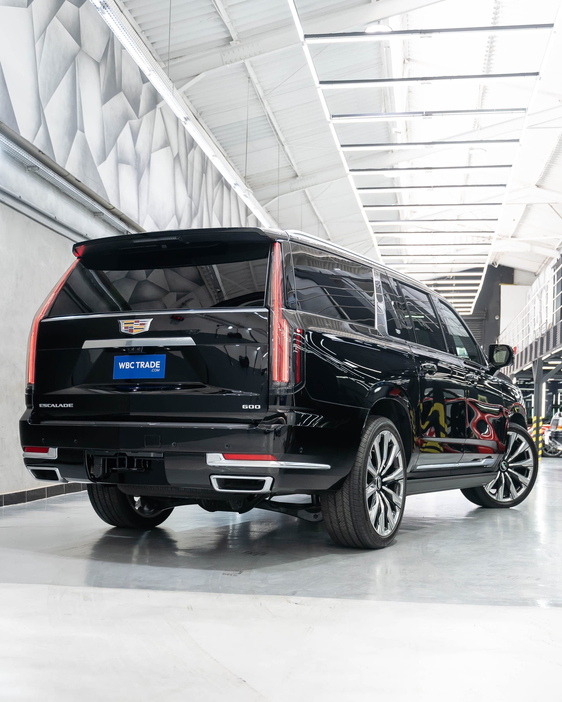 Cadillac Escalade IQ na cor preta em estúdio fotográfico profissional